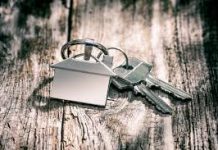 Gente distratta tra città e hinterland: quattro persone chiuse fuori casa