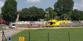 Anche papà Simone per l’ultimo saluto al piccolo Giovanni