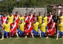 Calcio Serie D – Il Mantova batte 5-0 le Poste. Brando: “Ma siamo un po’ indietro” Le due squadre in posa prima del fischio d'inizio