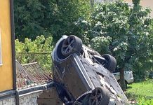 Suv fuori controllo: carambola e schianto contro una casa