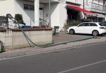 Cade lampione in mezzo alla strada, tragedia sfiorata