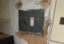 Cercano di smurare la cassaforte ma il proprietario li mette in fuga