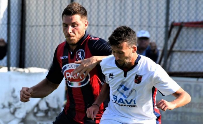 Lauricella (Governolese) nel derby col Castiglione