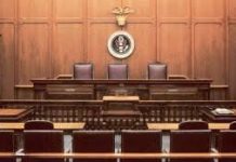 Picchiò la moglie davanti ai figli minorenni, patteggia 26 mesi