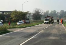 Camion abbatte un palo della luce: strada chiusa per alcune ore