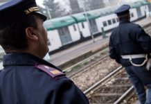 In bici sfiorato dal treno in corsa Miracolato, scappa nei campi
