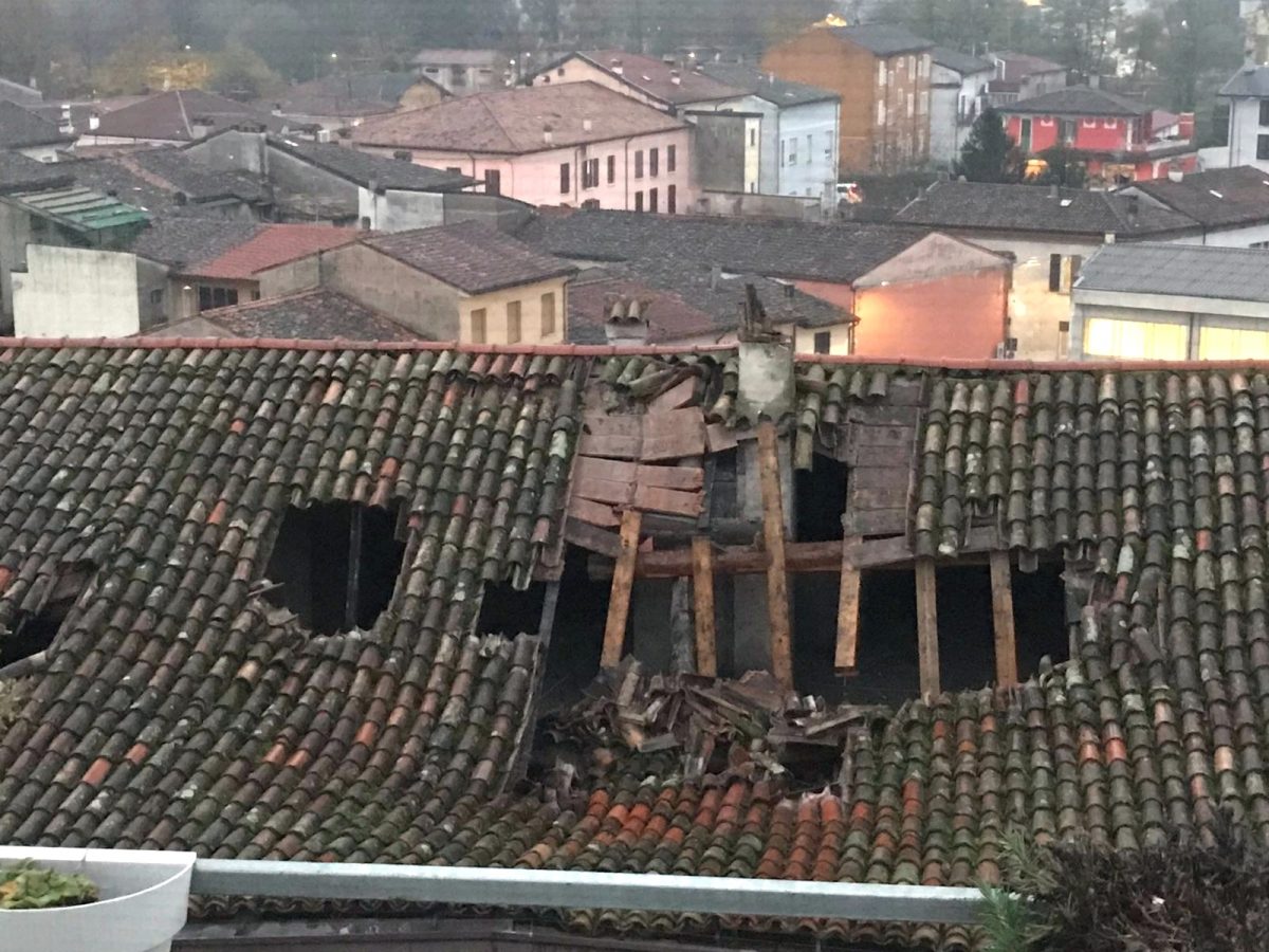 Boato in centro ad Asola durante la storica fiera: crolla il tetto dell'ex scuola media - La Voce di Mantova