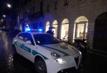 Ruba un giubbino all’Ovs: 17enne bloccato dalla Polizia Locale