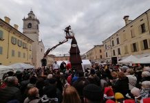 Sabbioneta, collocato ieri in piazza l’albero di Natale di cioccolato