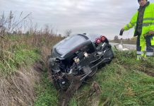 Si distrae alla guida: esce di strada e demolisce la Ferrari 430