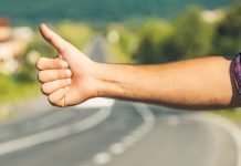 Autostoppista ladro, ingrato e denunciato: rubata la borsetta ad una 79enne