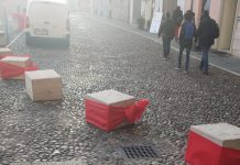 Appena installati e già rubati, “ladri” di fiocchi rossi natalizi in centro