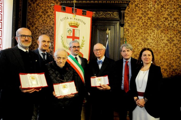 Foto di gruppo per i premiati