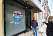Vandali imbrattano la sede del Movimento 5 Stelle di via Rippa