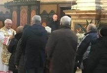 La scultura della “Pace” esposta ai fedeli durante la messa di Capodanno a Bozzolo