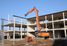 Via ai lavori per la demolizione dello scheletro di via Grayson