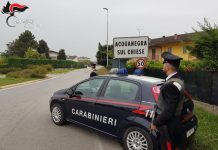 Butta un petardo e incendia mezzo parco giochi: denunciato un 30enne