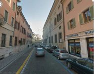 Via Chiassi, in arrivo le colonnine contro i furbetti del marciapiede