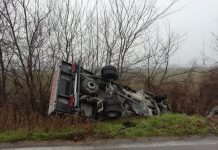 Porto Mantovano: sbaglia manovra e finisce con il furgone nel fosso