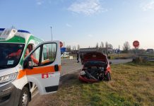 Violento scontro tra auto sulla Sp 57, all’altezza dell’incrocio tra Strada Santa ed il Serraglio. Due i feriti