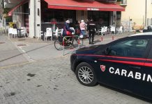 Ladri al bar scappano in bici. Uno finisce in via Poma