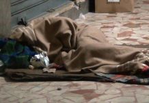 Emarginati e clochard sui marciapiedi: in azione gli educatori da strada