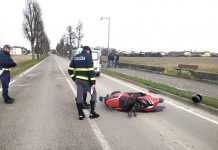 Madre muore in scooter contro un albero. Stava andando a prendere il figlio a scuola