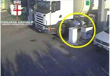 Ruba le chiavi dell’auto alla Polizia Locale e le getta, camionista nei guai