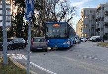 Entra nel rondò contromano e centra un autobus
