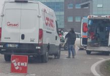 Scontro fra auto e ciclista sul rondò del Boma