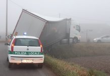 Tir carico di pallet si ribalta a Villimpenta, traffico bloccato per ore
