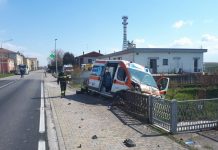 Scontro tra ambulanza con paziente a bordo e furgone di medicinali