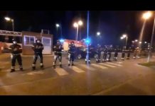 L’omaggio dei Vigili del Fuoco al personale sanitario: un lungo applauso davanti all’ospedale