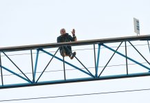 Per protesta sale sulla gru di piazza Broletto e ci resta per oltre 3 ore