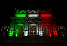 La stazione di Milano Centrale si illumina con il tricolore
