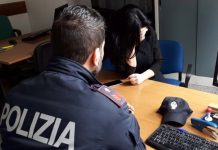 Aggredisce e perseguita con telefonate e sms l’ex fidanzata, nei guai una 52enne
