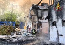 Esplosione in una fabbrica nel Napoletano, un morto e quattro feriti