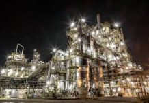 Travolto da un camion mentre caricava il suo: grave un 45enne alla Polimeri