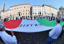 Flash-mob del centrodestra in piazza Sordello: “L’Italia non si arrende, per l’orgoglio italiano