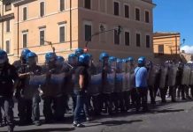 Tensione al Circo Massimo, lancio fumogeni durante manifestazione Fn