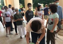 Campane silenziate: fila di fedeli per firmare la petizione