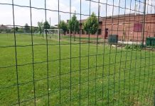 Cocci di bottiglie rotti e resti di cibo tra il campo sportivo e la polivalente di Villimpenta