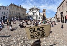 In piazza per ricordare Floyd: in ginocchio e con il pugno alzato