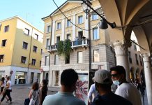 Parole e musica dal balcone Bernardelli: l’arte sopra la città