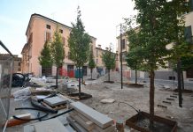 Piazza Alberti: arrivata la panca, alberi e lampioni ma i costi sono lievitati