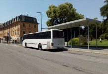 Il bus di Trenord passa e va. Furiosi i pendolari di Canneto