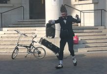 Applausi per lo spettacolo di Demenzio in piazza Martiri