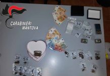 Spaccia droga in centro con l’aiuto della fidanzata minorenne. Arrestato dai carabinieri