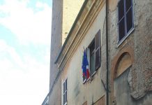 Piovono calcinacci: transennata una parte di via Ardigò