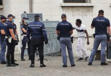 Minaccia di gettarsi nel rio, tensione in piazza Martiri